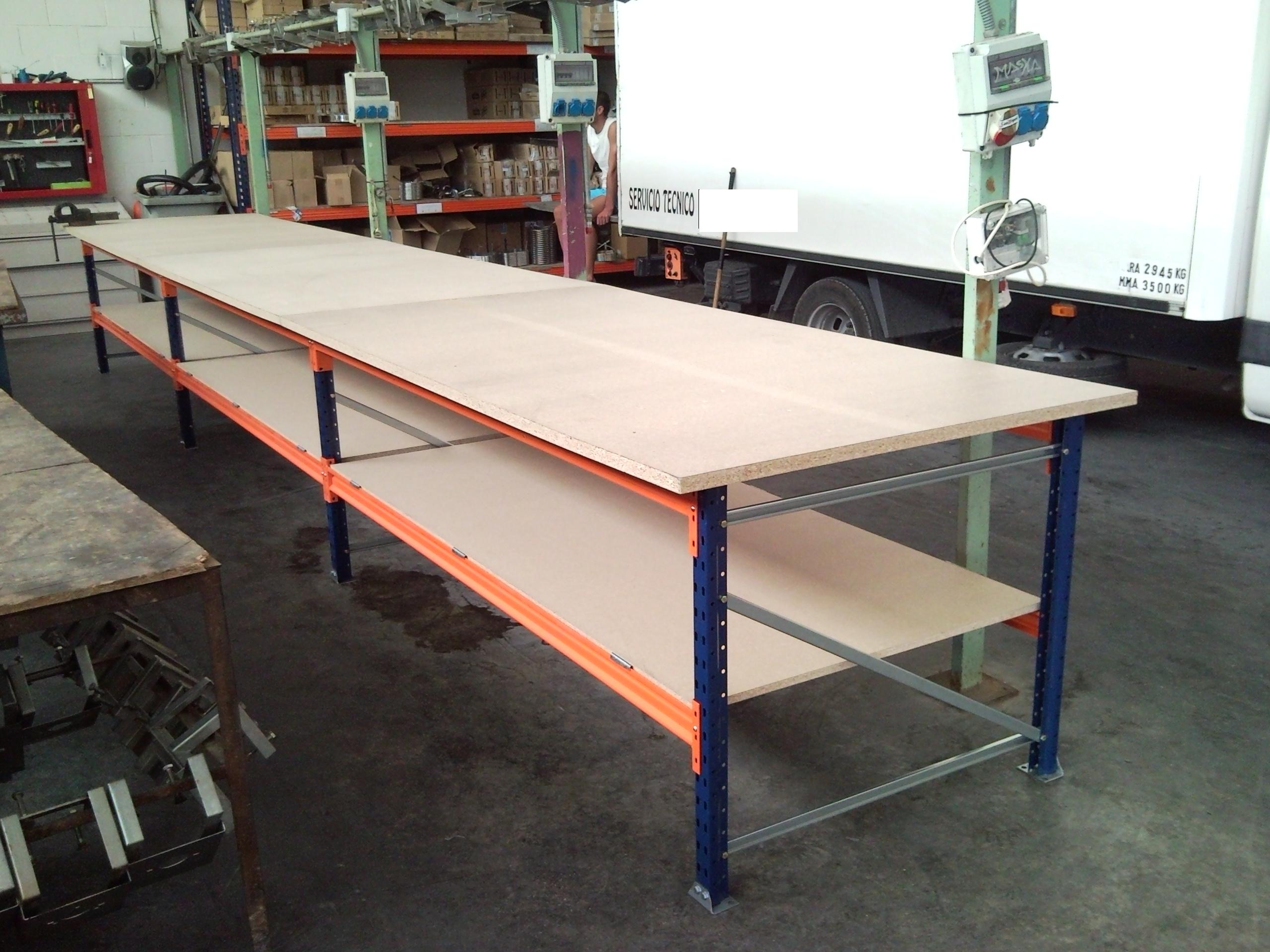 mesa rack con tablero crudo o aglomerado